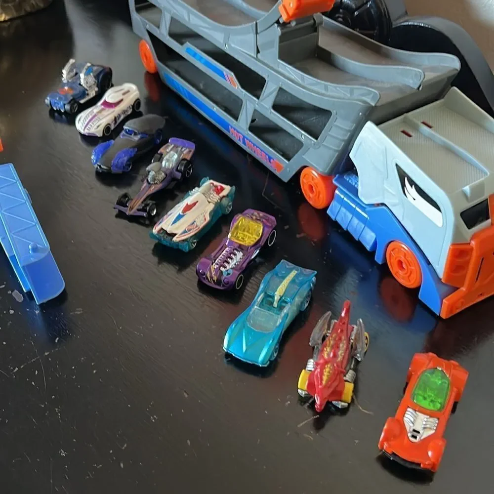 Mattel Hot Wheels Stunt & Go Track Set + 9 Hot Wheels Cars